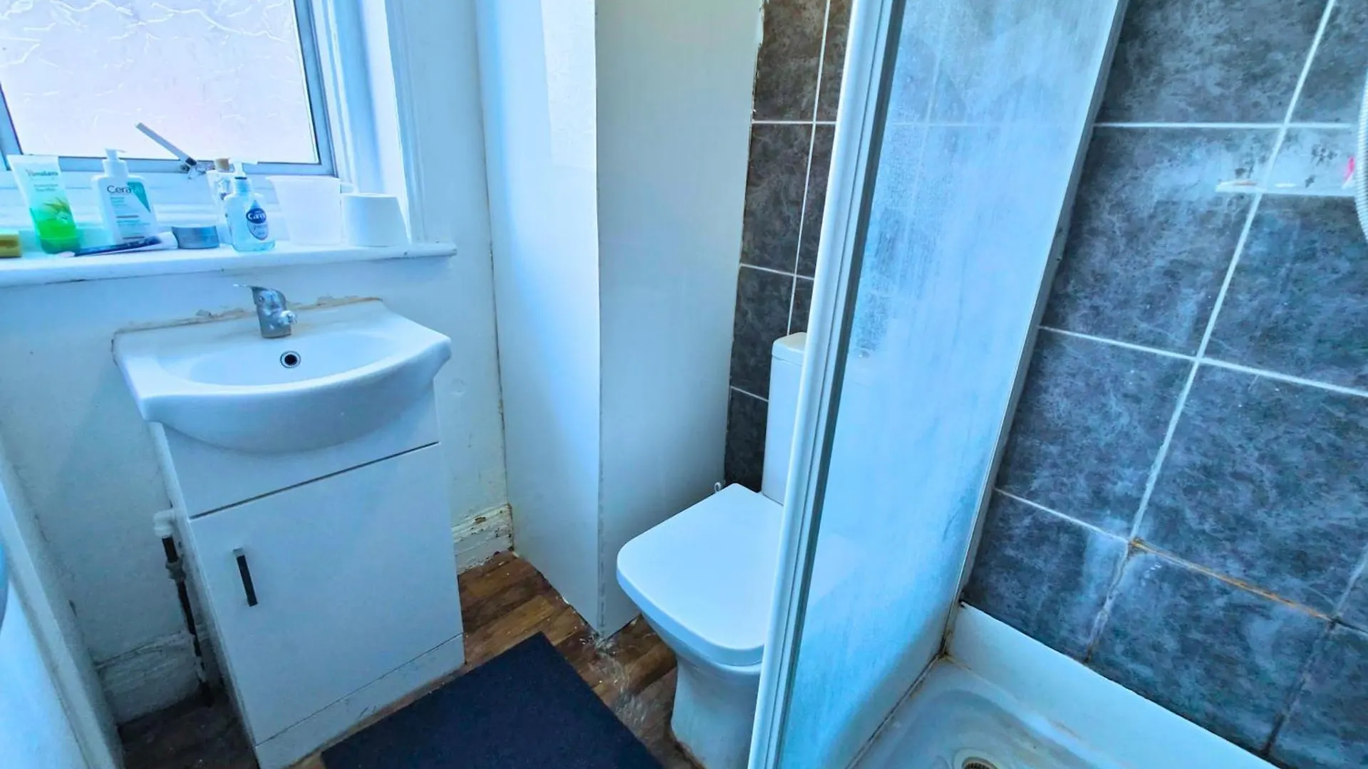 R4 Mezzanine Double Bed Balcony Apartment London United Kingdom