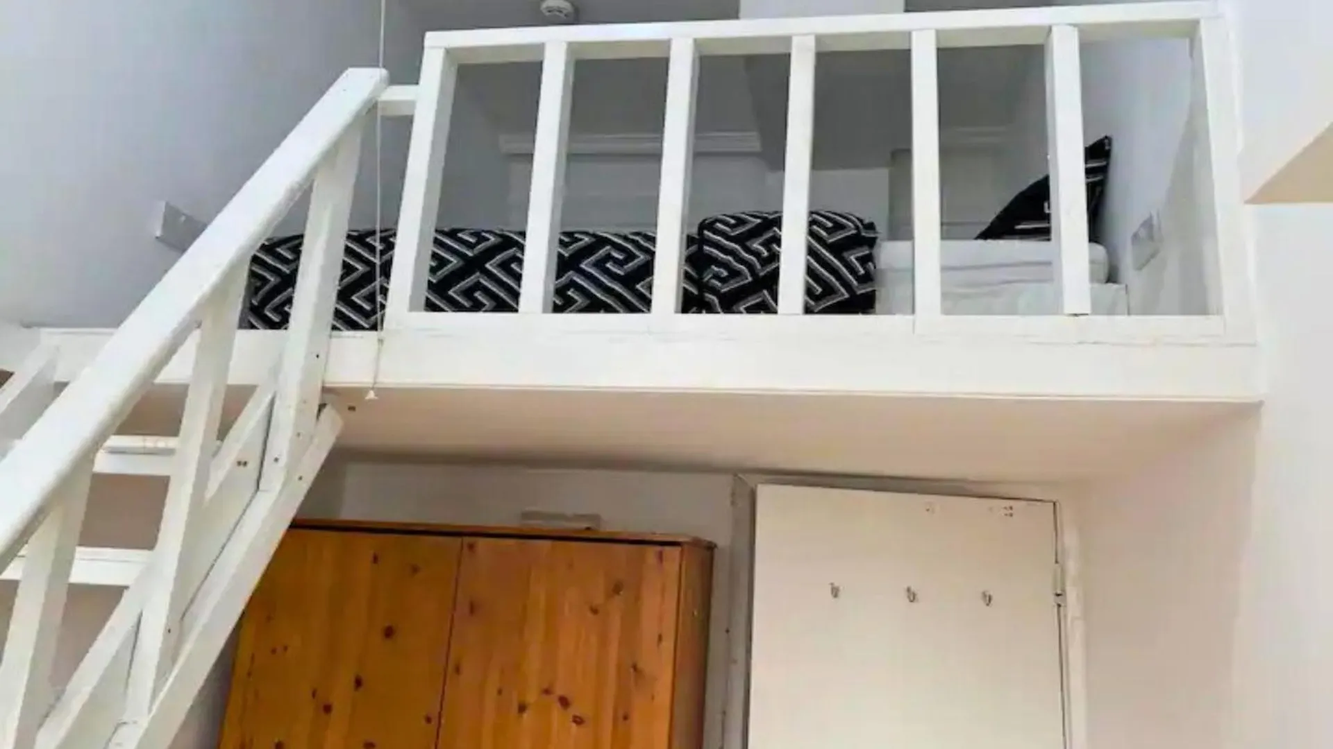R4 Mezzanine Double Bed Balcony Apartment London